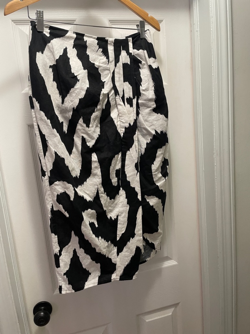 Express Knee Length Black and White Cotton Abstract Print Pencil Skirt - Picture 5 of 6